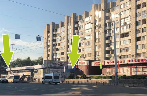 Здание на улице, стрелки показывают вход в сервис — «ТехноТренд», ​Красный Путь, 18​